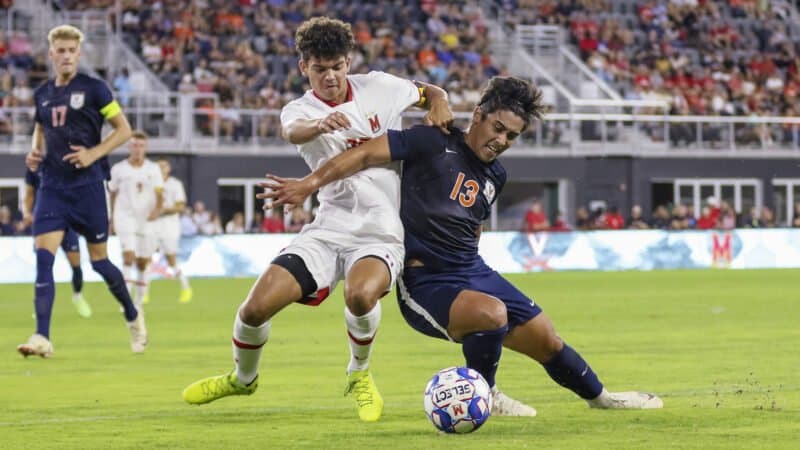 Jugador disputando el balón en un partido universitario en Estados Unidos