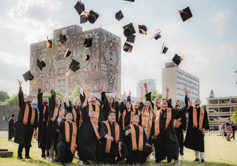 Estudiante-atleta graduándose en una universidad de Estados Unidos